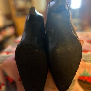 Lightly Worn Women’s size 7 heeled black boots 👢🖤